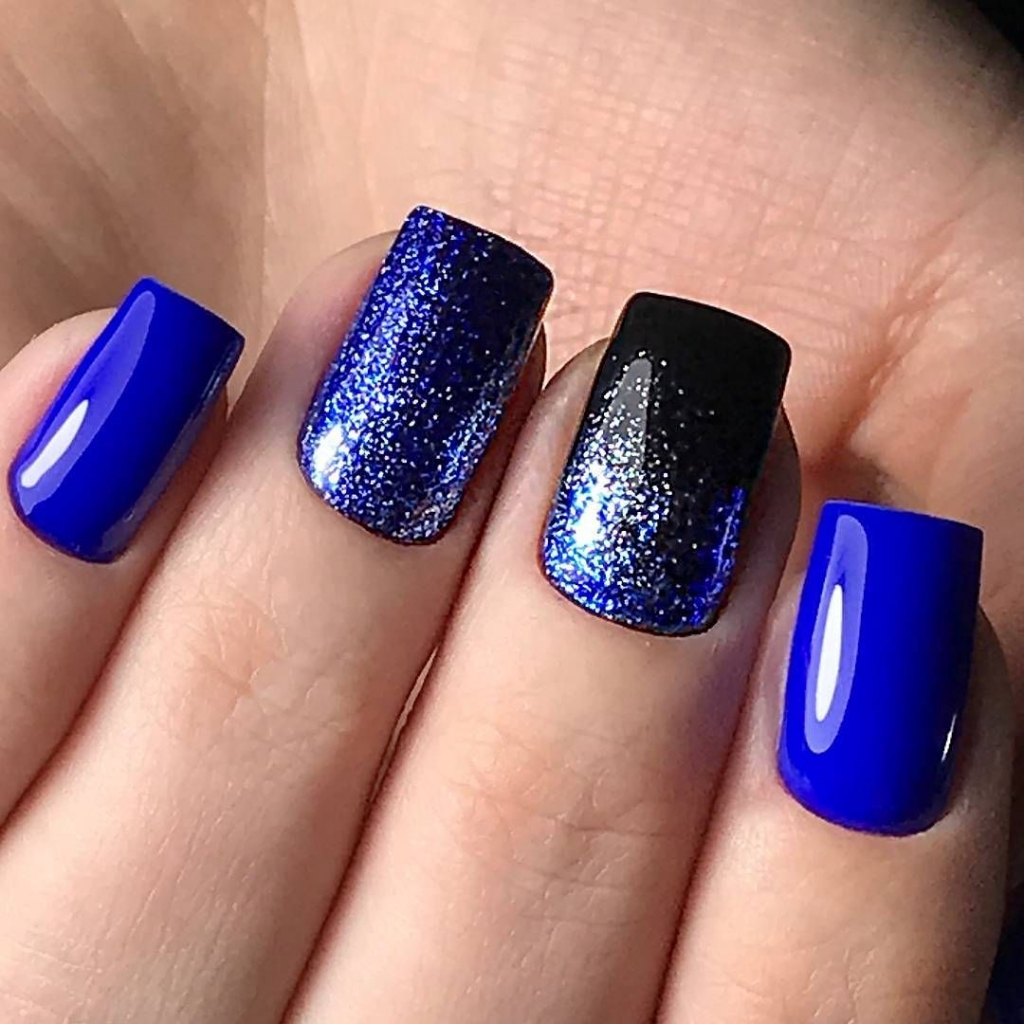 Ногти синие с блестками
