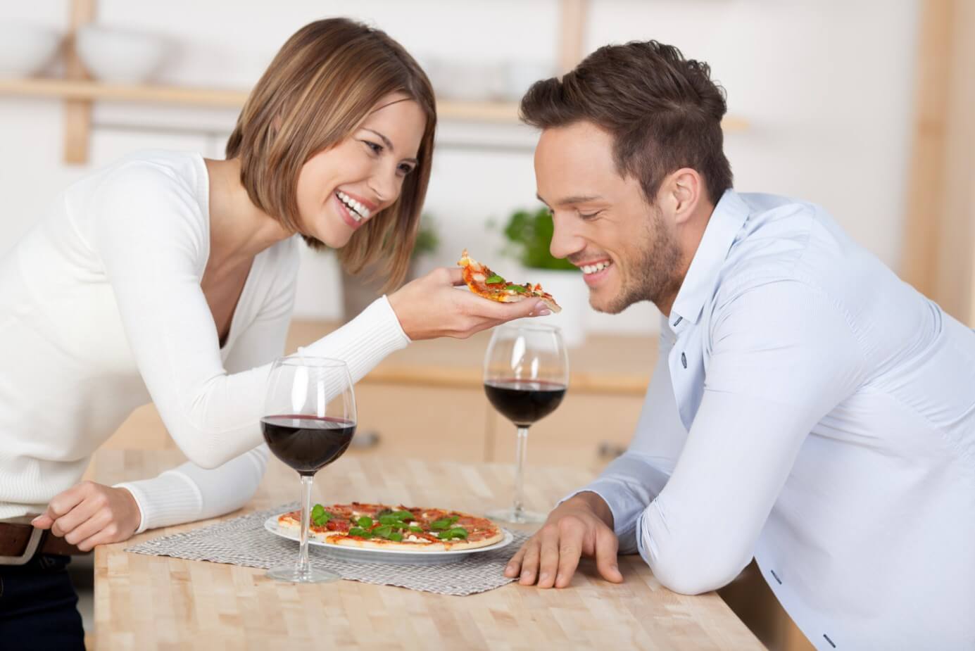 Мужчина и женщина ужинают
