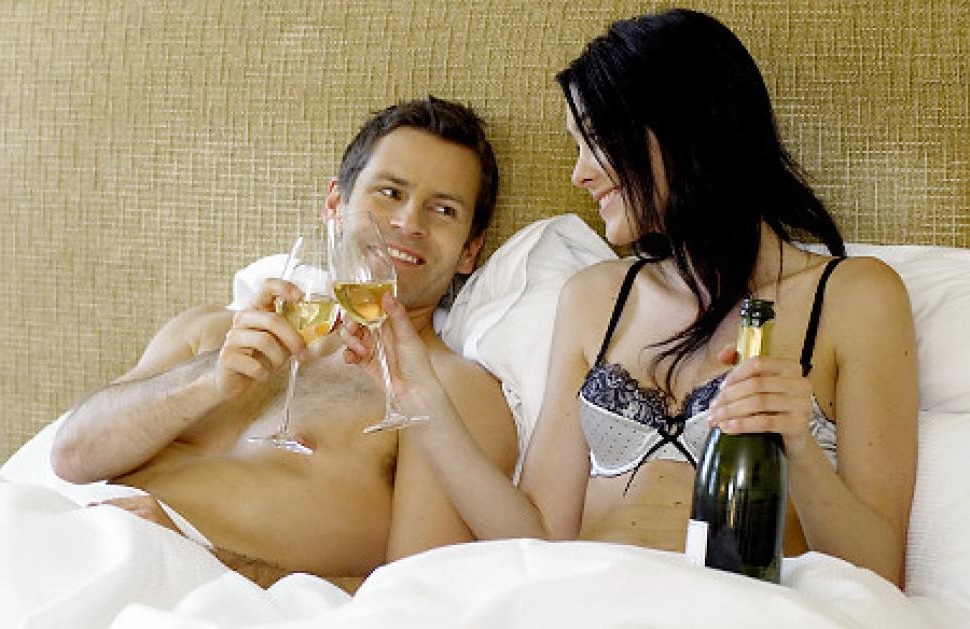 Секс в новогоднюю ночь после шампанского с женой друга