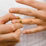Обручальное кольцо после развода: что с ним делать, можно ли носить, правила хранения