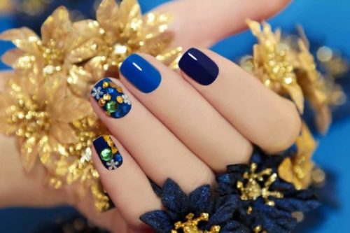 синий новогодний маникюр на короткие ногти