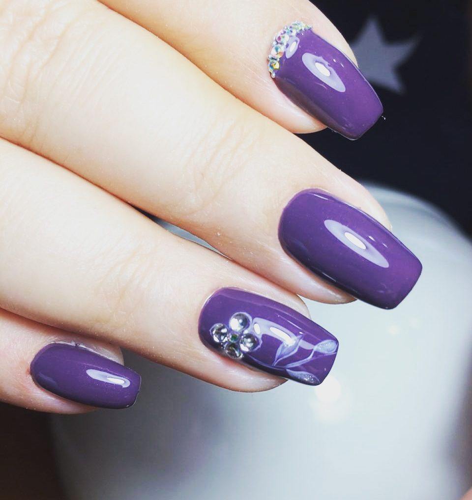 Дизайн ногтей новинки сиреневые. Ногти сиреневого цвета. Фиолетовые ногти. Маникюр в сиренево фиолетовых тонах. Фиолетовый маникюр на короткие ногти.