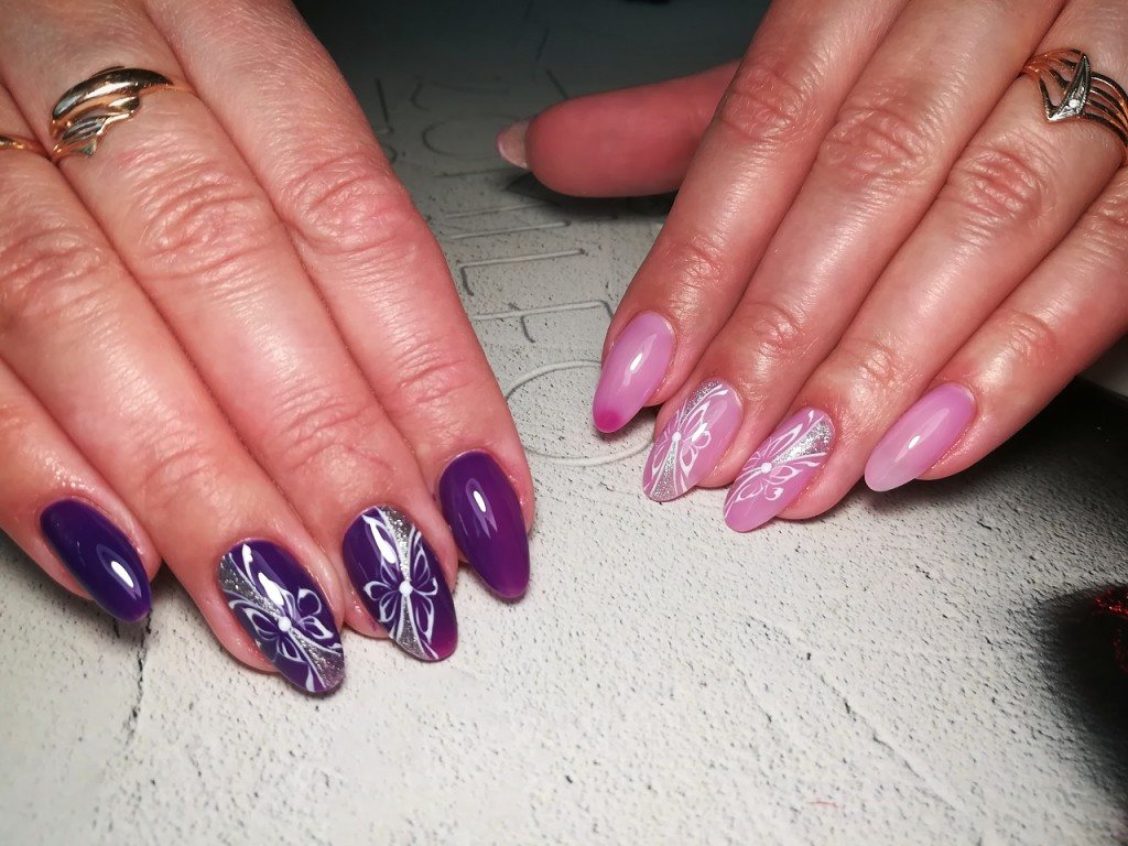 Фиолетовые ногти 2024. Фиолетовые ногти с рисунком. Маникюр фиолетовый с серебром. Дизайн ногтей фиолетовый с серебром. Коррекция ногтей фиолетовый цвет.