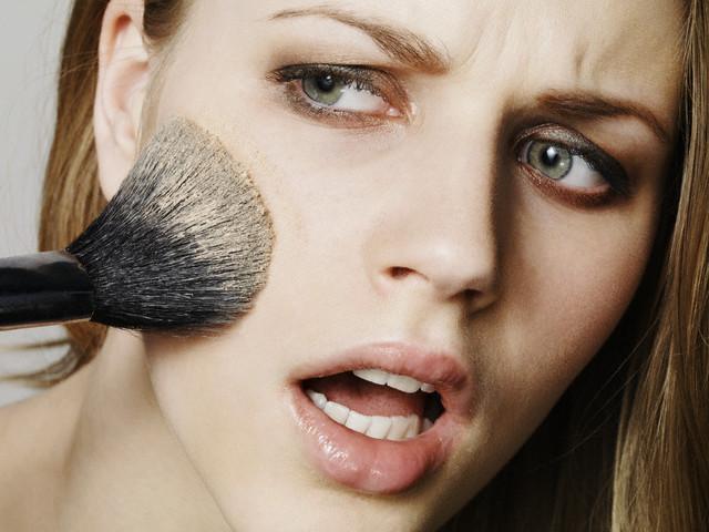 Чем портит макияж и что делать